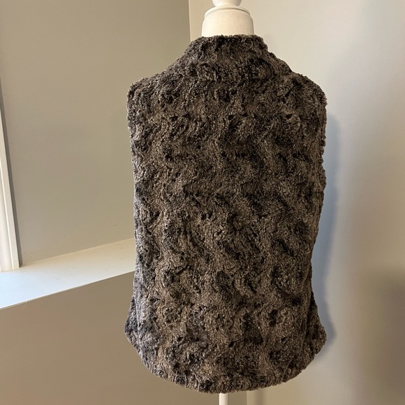 EUC Chico’s Faux Fur Vest Size 1 - Picture 5 of 8